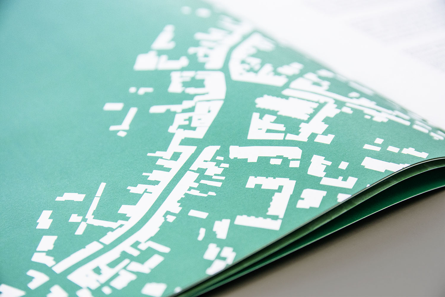 zoom sur une page du book des urbanistes Masterplan où la ville devient un motif abstrait